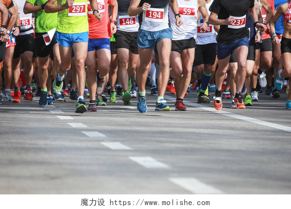 一群人在马路上跑步半程马拉松比赛的跑步者